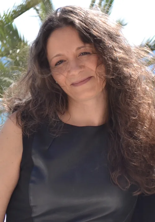Eva Mª Beteta, psicóloga, sonriendo al aire libre